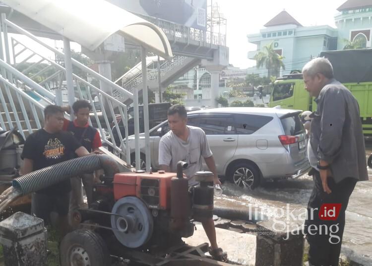 Pompa portable dioperasikan untuk menyedot genangan di Jalan Kaligawe depan RSI Sultan Agung, Kota Semarang, Selasa, 13 Mei 2025. (Dok. Pemkot Semarang/Lingkarjateng.id)