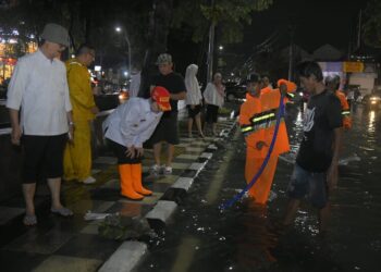 Wali Kota Semarang, Agustina Wilujeng Pramestuti, meninjau banjir di salah satu titik Kota Semarang pada Rabu malam, 21 Mei 2025. (Dok. Pemkot Semarang/Lingkarjateng.id)