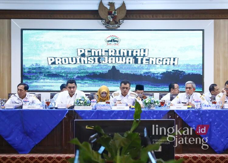 Rapat koordinasi pengendalian operasi kegiatan (POK) yang digelar di kantor Gubernur Jawa Tengah pada Rabu, 14 Mei 2025. (Rizky Syahrul Al-Fath/Lingkarjateng.id)