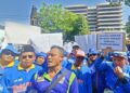 Ribuan tenaga harian lepas (THL) bidang saluran air dari seluruh Jawa Tengah menggelar aksi unjuk rasa di depan Kantor Gubernur Jawa Tengah di Jalan Pahlawan, Kota Semarang, pada Senin, 19 Mei 2025. (Rizky Syahrul Al-Fath/Lingkarjateng.id)