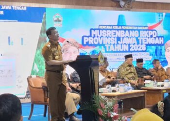 Gubernur Jawa Tengah, Ahmad Luthfi, memberi sambutan dalam Musyawarah Perencanaan Pembangunan (Musrenbang) Rencana Kerja Pemerintah Daerah (RKPD) Provinsi Jawa Tengah Tahun 2026 di Grhadika Bhakti Praja pada Senin, 26 Mei 2025. (Rizky Syahrul Al-Fath/Lingkarjateng.id)