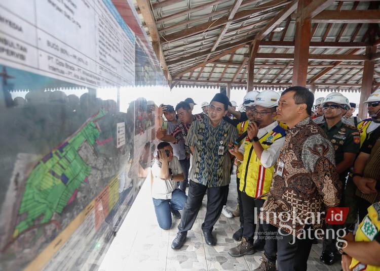Gubernur Jateng Luthfi Sebut Tanggul Laut Raksasa Mulai Berfungsi Januari 2026 25 Gubernur Jawa Tengah, Ahmad Luthfi, saat meninjau progres pembangunan kolam retensi Terboyo dan Sriwulan di Kota Semarang, Selasa, 27 Mei 2025. (Rizky Syahrul Al-Fath/Lingkarjateng.id)