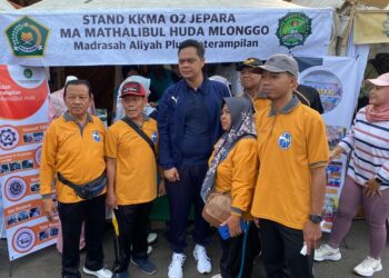 Bupati Jepara, Witiarso Utomo, berfoto bersama tenaga pendidik dalam kegiatan peringatan Hardiknas di Alun-alun 1 Jepara pada Sabtu, 3 Mei 2025. (Muhammad Aminudin/Lingkarjateng.id)