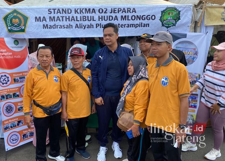 Hardiknas 2025, Bupati Wiwit Canangkan Peningkatan Mutu Pendidikan di Jepara 25 Bupati Jepara, Witiarso Utomo, berfoto bersama tenaga pendidik dalam kegiatan peringatan Hardiknas di Alun-alun 1 Jepara pada Sabtu, 3 Mei 2025. (Muhammad Aminudin/Lingkarjateng.id)