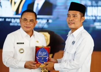 Bupati Pati, Sudewo, bersama Ketua DPC IKA Undip Pati, M. Khozim, dalam kegaitan pelantikan pengurus di Pendopo Kabupaten Pati pada Jumat, 2 Mei 2025. (Dok. HMS/Lingkarjateng.id)