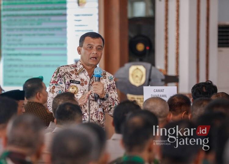 Gubernur Ahmad Luthfi Akselerasi Pembentukan Kecamatan Berdaya di Jawa Tengah 25 Gubernur Jawa Tengah, Ahmad Luthfi, menyampaikan pidatonya dalam acara peningkatan kesejahteraan petani di Pendopo Kabupaten Pati, Kamis, 8 Mei 2025. (Dok. HMS/Lingkarjateng.id)