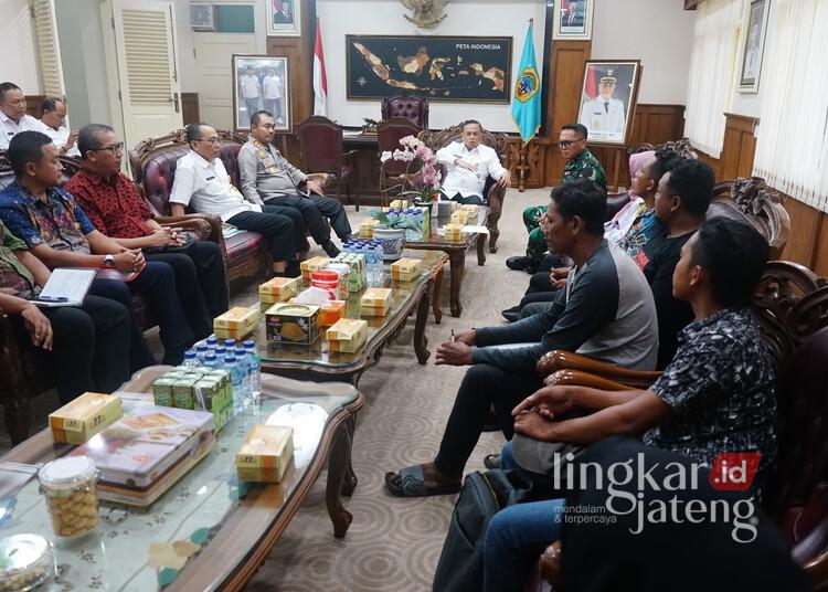 Bupati Pati, Sudewo, saat beraudiensi dengan Gerakan Masyarakat Pundenrejo (GERMAPUN) dan pihak Lembaga Perkebunan Indonesia (LPI) Pabrik Gula Pakis di kantornya di Kantor Bupati Pati pada Rabu, 28 Mei 2025. (Dok. Humas Pemkab Pati/Lingkarjateng.id)