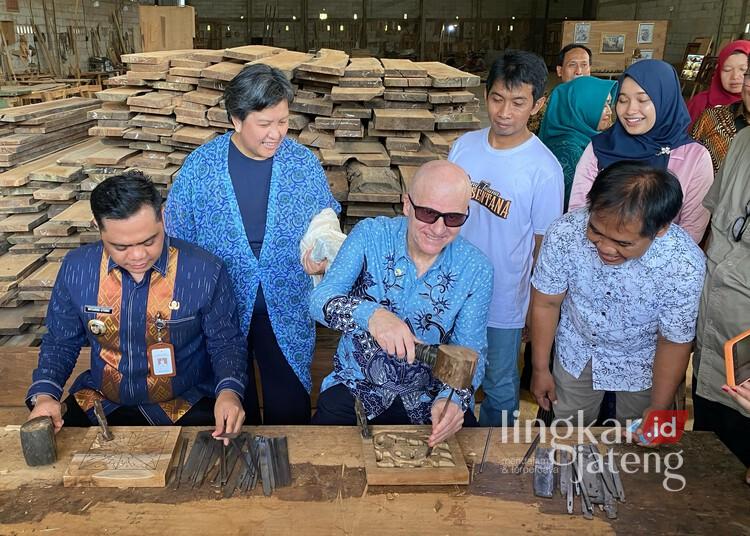 Dubes Bosnia-Herzegovina Dukung Seni Ukir Jepara Jadi Warisan Budaya UNESCO 25 Duta Besar Bosnia dan Herzegovina untuk Indonesia, Armin Limo, saat mencoba mengukir kayu dalam kunjungannya di Jepara pada Selasa, 27 Mei 2025. (Tomi Budianto/Lingkarjateng.id)