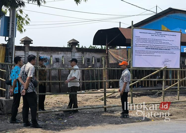 Petugas DLH Kendal saat menutup depo sampah di Kecamatan Kaliwungu pada Kamis, 8 Mei 2025. (Arvian Maulana/Lingkarjateng.id)