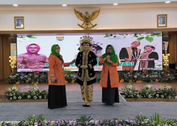 Anggota DPC Harpi Kabupaten Kendal saat menjelaskan ciri khas rias pengantin Kendal di Pendopo Tumenggung Bahurekso Setda Kendal pada Kamis, 15 Mei 2025. (Arvian Maulana/Lingkarjateng.id)