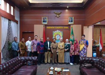 Bupati Kendal Akan Buat Kebijakan terkait Perizinan SLF 32 Bupati Kendal, Dyah Kartika Permanasari, berfoto bersama anggota Ikatan Apoteker Indonesia (IAI) setempat usai melakukan audiensi di ruang kerjanya pada Senin, 19 Mei 2025. (Arvian Maulana/Lingkarjateng.id)
