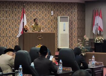 Wakil Bupati Kendal, Benny Karnadi, saat menyampaikan jawaban atas pandangan umum fraksi DPRD Kendal dalam rapat paripurna di gedung dewan setempat pada Senin, 26 Mei 2025. (Arvian Maulana/Lingkarjateng.id)