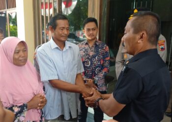 Pasangan PKL Subiah dan suaminya berdamai dengan oknum satpam KIK Kendal dalam mediasi di Mapolres Kendal pada Rabu, 28 Mei 2025. (Arvian Maulana/Lingkarjateng.id)