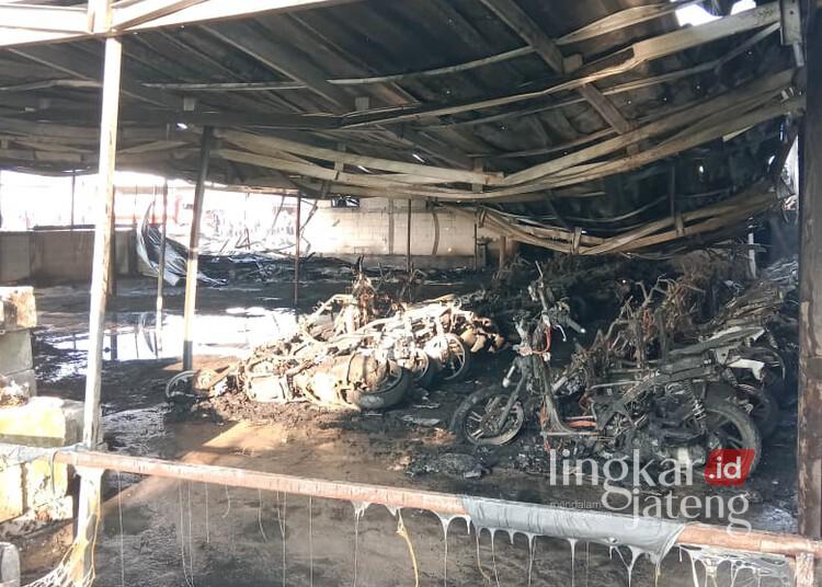 Kondisi ratusan motor yang hangus dalam insiden kebakaran di parkiran sekitar PT HWI di Desa Gemulung, Kecamatan Pecangaan, Kabupaten Jepara, pada Senin, 5 Mei 2025. (Dok. Damkar Jepara/Lingkarjateng.id)