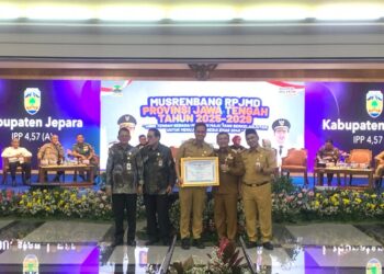 Bupati Jepara, Witiarso Utomo, berfoto bersama Gubernur Jawa Tengah, Ahmad Luthfi, usai menerima penghargaan di Gedung Gradhika Bhakti Praja, Semarang, pada Senin, 5 Mei 2025. (Tomi Budianto/Lingkarjateng.id)