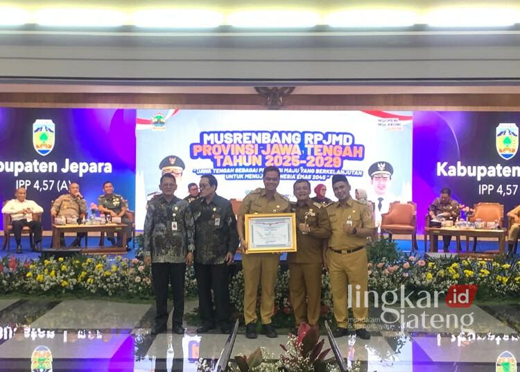 Dapat Penghargaan dari Pusat, Bupati Wiwit Pastikan Pelayanan Publik Jepara Makin Prima 25 Bupati Jepara, Witiarso Utomo, berfoto bersama Gubernur Jawa Tengah, Ahmad Luthfi, usai menerima penghargaan di Gedung Gradhika Bhakti Praja, Semarang, pada Senin, 5 Mei 2025. (Tomi Budianto/Lingkarjateng.id)