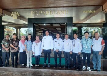 Bupati Jepara, Witairso Utomo, berfoto bersama usai membuka layanan KB gratis melalui program akseptor KB yang diselenggarakan oleh BKKBN Provinsi Jawa Tengah di PT Parkland World Indonesia (PWI) Jepara, pada Rabu, 7 Mei 2025. (Tomi Budianto/Lingkarjateng.id)