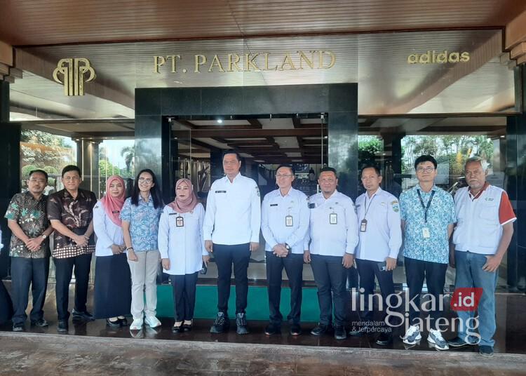 Bupati Jepara, Witairso Utomo, berfoto bersama usai membuka layanan KB gratis melalui program akseptor KB yang diselenggarakan oleh BKKBN Provinsi Jawa Tengah di PT Parkland World Indonesia (PWI) Jepara, pada Rabu, 7 Mei 2025. (Tomi Budianto/Lingkarjateng.id)