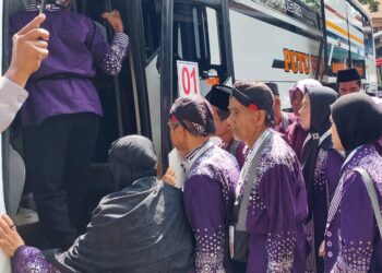 Pelepasan rombongan calon jemaah haji kloter 44 asal Kabupaten Jepara di Pendopo Kartini Jepara pada Senin, 12 Mei 2025. (Tomi Budianto/Lingkarjateng.id)