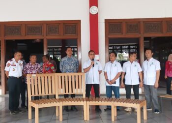 Bupati Jepara, Witiarso Utomo, saat menerima hibah kursi dari HIMKI Jepara Raya di Kantor Setda Jepara pada Kamis, 15 Mei 2025. (Tomi Budianto/Lingkarjateng.id)