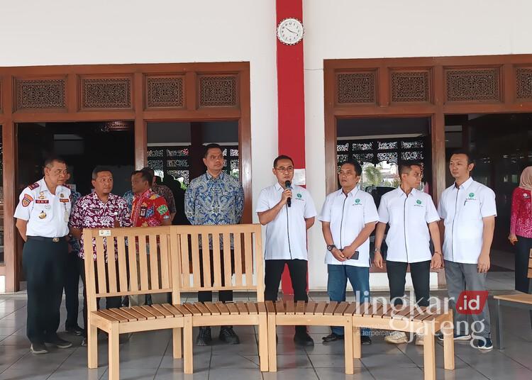 HIMKI Jepara Hibahkan Kursi Bergaya Eropa ke Pemkab, Bupati Wiwit: Patut Dicontoh 25 Bupati Jepara, Witiarso Utomo, saat menerima hibah kursi dari HIMKI Jepara Raya di Kantor Setda Jepara pada Kamis, 15 Mei 2025. (Tomi Budianto/Lingkarjateng.id)