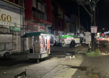 Sejumlah PKL berjualan di area parkir depan Pasar Mayong, Kabupaten Jepara. (Tomi Budianto/Lingkarjateng.id)