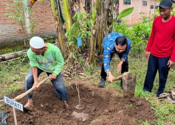 Bupati Jepara, Witiarso Utomo, saat ikut menanam bibit tanaman kelengkeng di lahan kompleks Kampus 2 SMK Terpadu Hadziqiyyah Nalumsari pada Selasa, 20 Mei 2025. (Tomi Budianto/Lingkarjateng.id)