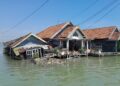 Rumah di Desa Timbulsoko, Kecamatan Sayung, Kabupaten Demak, terendam rob. (M. Burhanuddin Aslam/Lingkarjateng.id)
