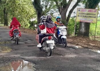 Kondisi jalan provinsi ruas Ngawen-Todanan yang sudah rusak. (Eko Wicaksono/Lingkarjateng.id)