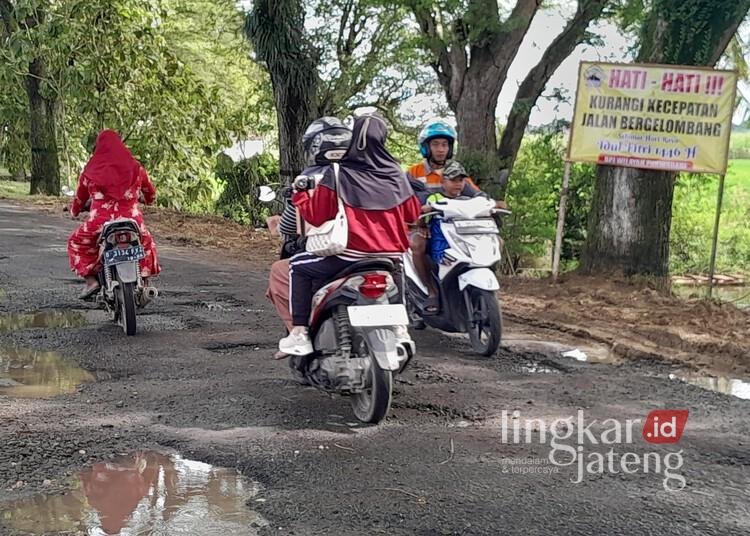 Perbaikan Ruas Jalan Provinsi di Blora Digelontor Anggaran Rp 51,1 Miliar 25 Kondisi jalan provinsi ruas Ngawen-Todanan yang sudah rusak. (Eko Wicaksono/Lingkarjateng.id)