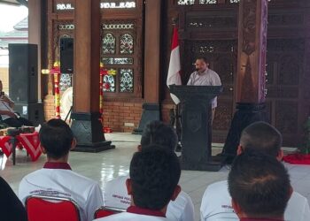 Bupati Semarang, Ngesti Nugraha, saat memberi sambutan dalam pelantikan pengurus BPC HIPMI Kabupaten Semarang di Pendopo Rumah Dinas Bupati Semarang pada Jumat, 2 Mei 2025. (Hesty Imaniar/Lingkarjateng.id)