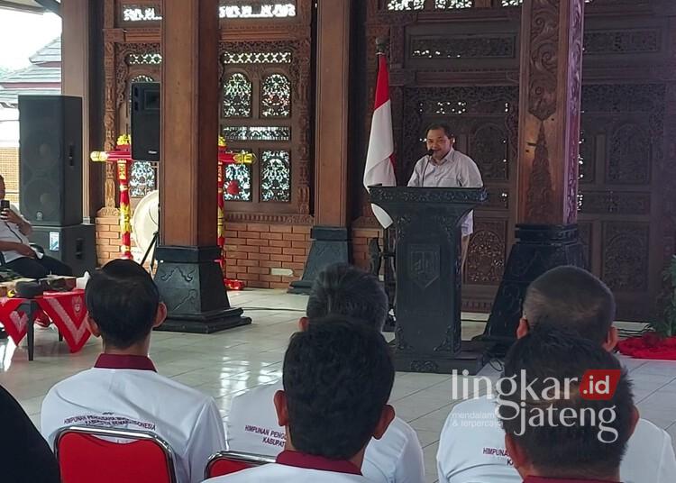 Bupati Semarang, Ngesti Nugraha, saat memberi sambutan dalam pelantikan pengurus BPC HIPMI Kabupaten Semarang di Pendopo Rumah Dinas Bupati Semarang pada Jumat, 2 Mei 2025. (Hesty Imaniar/Lingkarjateng.id)
