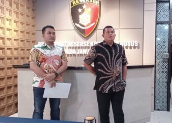 Dirrekrimsus Polda Jateng, Kombes Pol Arif Budiman, bersama Dirjen Tata Kelola dan Pengendalian Risiko Kementerian PKP, Aziz Andriansyah, saat memberikan keterangan pers di Ditreskrimsus Polda Jateng pada Sabtu, 3 Mei 2025. (Hesty Imaniar/Lingkarjateng.id)