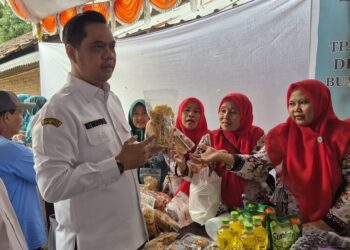 Bupati Jepara, Witiarso Utomo, saat mengunjungi stand UMKM dalam program "Bupati Ngantor di Desa" di Balai Desa Bungu, Kecamatan Mayong, Kabupaten Jepara, pada Rabu, 7 Mei 2025. (Muhammad Aminudin/Lingkarjateng.id)