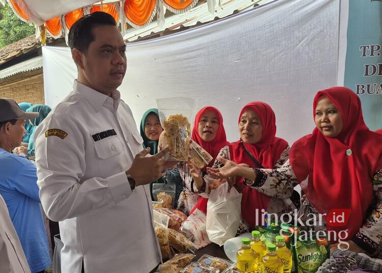 Bupati Jepara, Witiarso Utomo, saat mengunjungi stand UMKM dalam program "Bupati Ngantor di Desa" di Balai Desa Bungu, Kecamatan Mayong, Kabupaten Jepara, pada Rabu, 7 Mei 2025. (Muhammad Aminudin/Lingkarjateng.id)