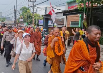 Prosesi penyambutan rombongan Biksu Thudong di Kabupaten Semarang pada Rabu, 7 Mei 2025. (Hesty Imaniar/Lingkarjateng.id)