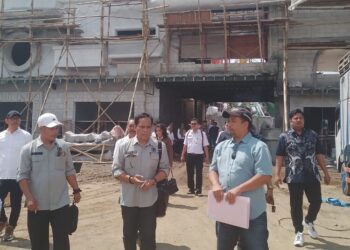 Komisi C DPRD Kabupaten Semarang bersama Satpol PP saat melakukan sidak di lokasi proyek pembangunan Taman Hiburan Celosia 2 di Desa Jetis, Kecamatan Bandungan, Kabupaten Semarang, pada Rabu, 7 Mei 2025. (Hesty Imaniar/Lingkarjateng.id)