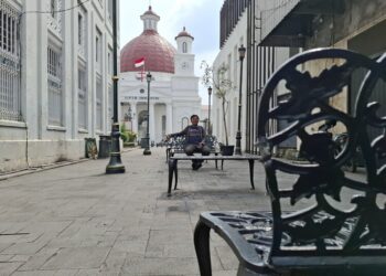 Kondisi bangku pengunjung di Kota Lama Semarang tepatnya di Jalan Suari di depan Gereja Blenduk yang tak utuh, Rabu, 28 Mei 2025. (Syahril Muadz/Lingkarjateng.id)