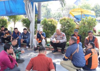 Kapolres Kendal, AKBP Hendry Susanto Sianipar, saat duduk bersama buruh di depan Kantor Bupati Kendal pada Kamis, 1 Mei 2025. (Dok. Polres Kendal/Lingkarjateng.id)