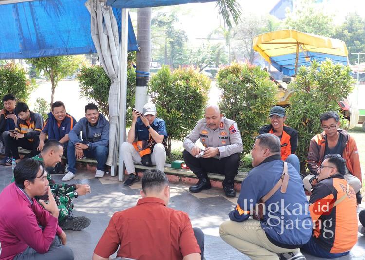 Kapolres Kendal, AKBP Hendry Susanto Sianipar, saat duduk bersama buruh di depan Kantor Bupati Kendal pada Kamis, 1 Mei 2025. (Dok. Polres Kendal/Lingkarjateng.id)