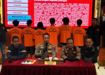 Polrestabes Semarang saat menhadirkan enam tersangka pemicu kerusuhan aksi May Day dalam konferensi pers pada Sabtu, 3 Mei 2025. (Dok. Polrestabes Semarang/Lingkarjateng.id)