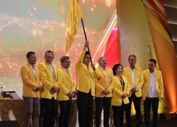 Mohammad Saleh (mengangkat bendera) berfoto bersama kader usai terpilih menjadi Ketua DPD Golkar Jateng di Hotel PO Semarang, Sabtu, 3 Mei 2025. (Dok. DPD Golkar Jateng/Lingkarjateng.id)