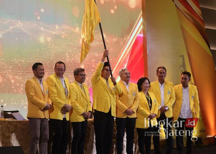 Sah Jadi Ketua DPD Golkar Jateng, Mohammad Saleh Ingin Regenerasi Kepengurusan 25 Mohammad Saleh (mengangkat bendera) berfoto bersama kader usai terpilih menjadi Ketua DPD Golkar Jateng di Hotel PO Semarang, Sabtu, 3 Mei 2025. (Dok. DPD Golkar Jateng/Lingkarjateng.id)