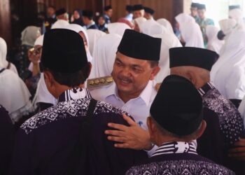 Bupati Semarang, Ngesti Nugraha, saat melepas calon jemaah haji di Pendopo Rumah Dinas Bupati Semarang, Ungaran Timur, Kabupaten Semarang, pada Senin, 5 Mei 2025. (Dok. Diskominfo Kab. Semarang/Lingkarjateng.id)