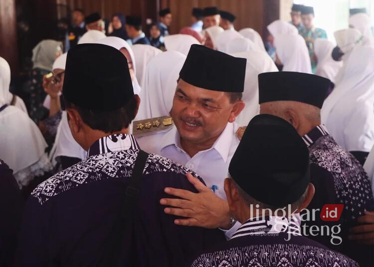 Bupati Semarang, Ngesti Nugraha, saat melepas calon jemaah haji di Pendopo Rumah Dinas Bupati Semarang, Ungaran Timur, Kabupaten Semarang, pada Senin, 5 Mei 2025. (Dok. Diskominfo Kab. Semarang/Lingkarjateng.id)