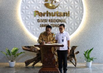 Bupati Rembang, Harno, menandatangani nota kesepahaman (MoU) kerja sama dengan Perhutani di Kantor Perhutani Divisi Jawa Tengah, Semarang, pada Senin, 5 Mei 2025. (Vicky Rio/Lingkarjateng.id)