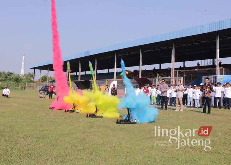 Pembukaan lomba roket air yang diselenggarakan di Lapangan Stadion Kamal Junaedi Jepara pada Kamis, 8 Mei 2025. (Muhammad Aminudin/Lingkarjateng.id)