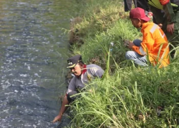 Bupati Semarang, Ngesti Nugraha, saat memeriksa uji baku mutu air Sungai Kaligung di Desa Kalirejo, Kecamatan Ungaran Timur, Kabupaten Semarang, belum lama ini. (Dok. Diskominfo Semarang/Lingkarjateng.id)