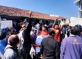 Warga melakukan aksi unjuk rasa di depan Balai Desa Wonoagung, Kecamatan Karangtengah, Kabupaten Demak, pada Rabu, 14 Mei 2025. (M. Burhanuddin Aslam/Lingkarjateng.id)