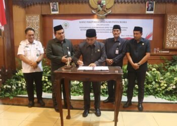 Ketua DPRD Blroa, Mustopa, menandatangani persetujuan LKPJ tahun anggaran 2024 dalam rapat paripurna di gedung dewan setempat pada Rabu, 14 Mei 2025. (Dok. DPRD Blora/Lingkarjateng.id)